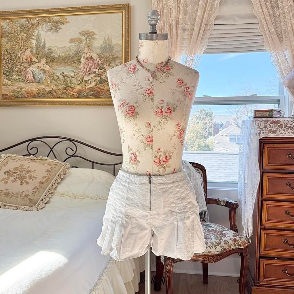 Cream mini shorts‎  Y2K bcbg white pleated mini shorts size 4